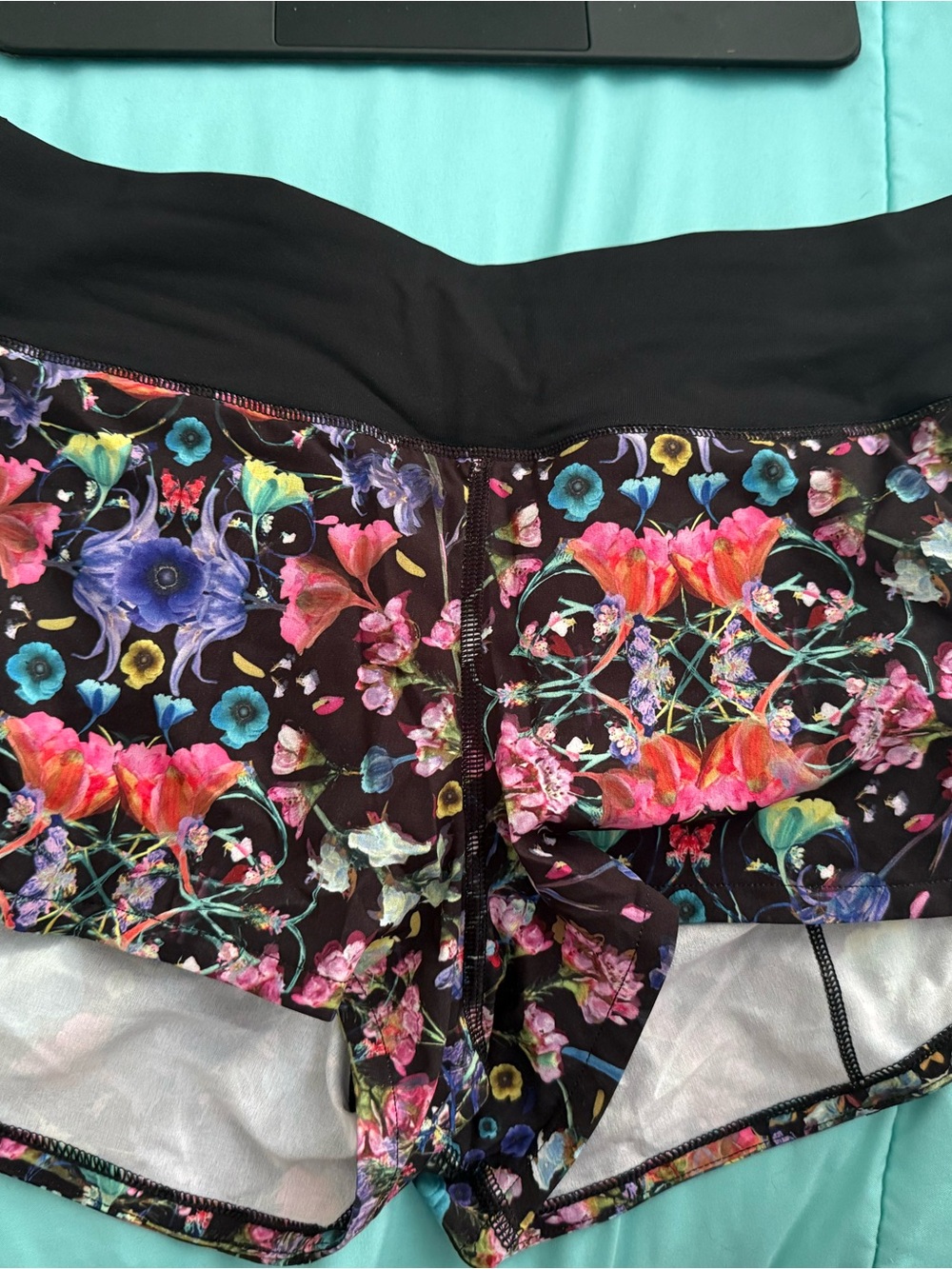 Women’s Floral low rise speed short lululemon size 6 2 inch inseam